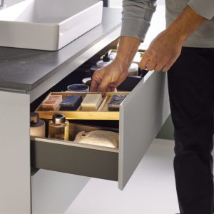 ארון לכיור רחצה Geberit ONE עם מערכת ארגון